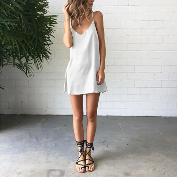 Silke tætsiddende kjole med spaghettistropper