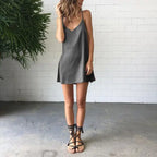 Silke tætsiddende kjole med spaghettistropper