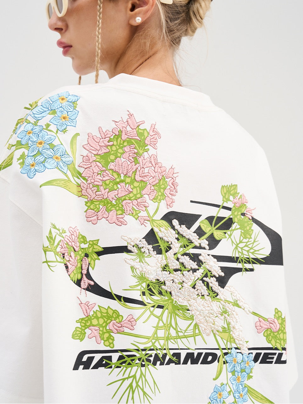 Kortærmet T-shirt med broderede blomster