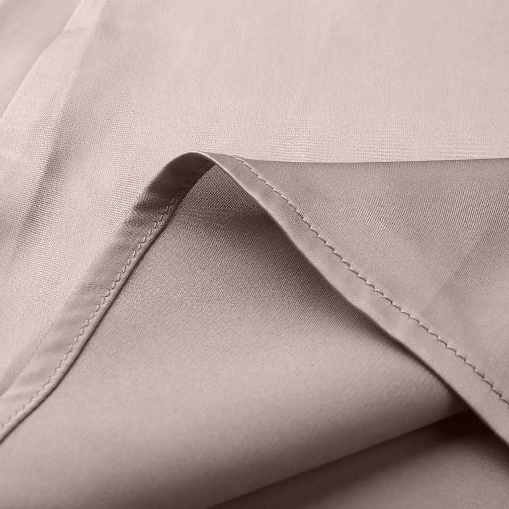 Silke tætsiddende kjole med spaghettistropper