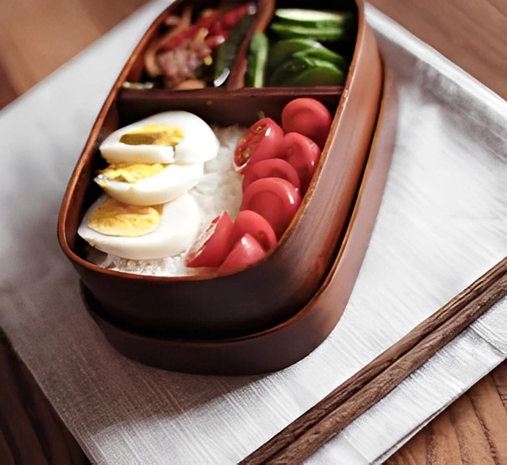 Japansk træbento med opdelte skåle