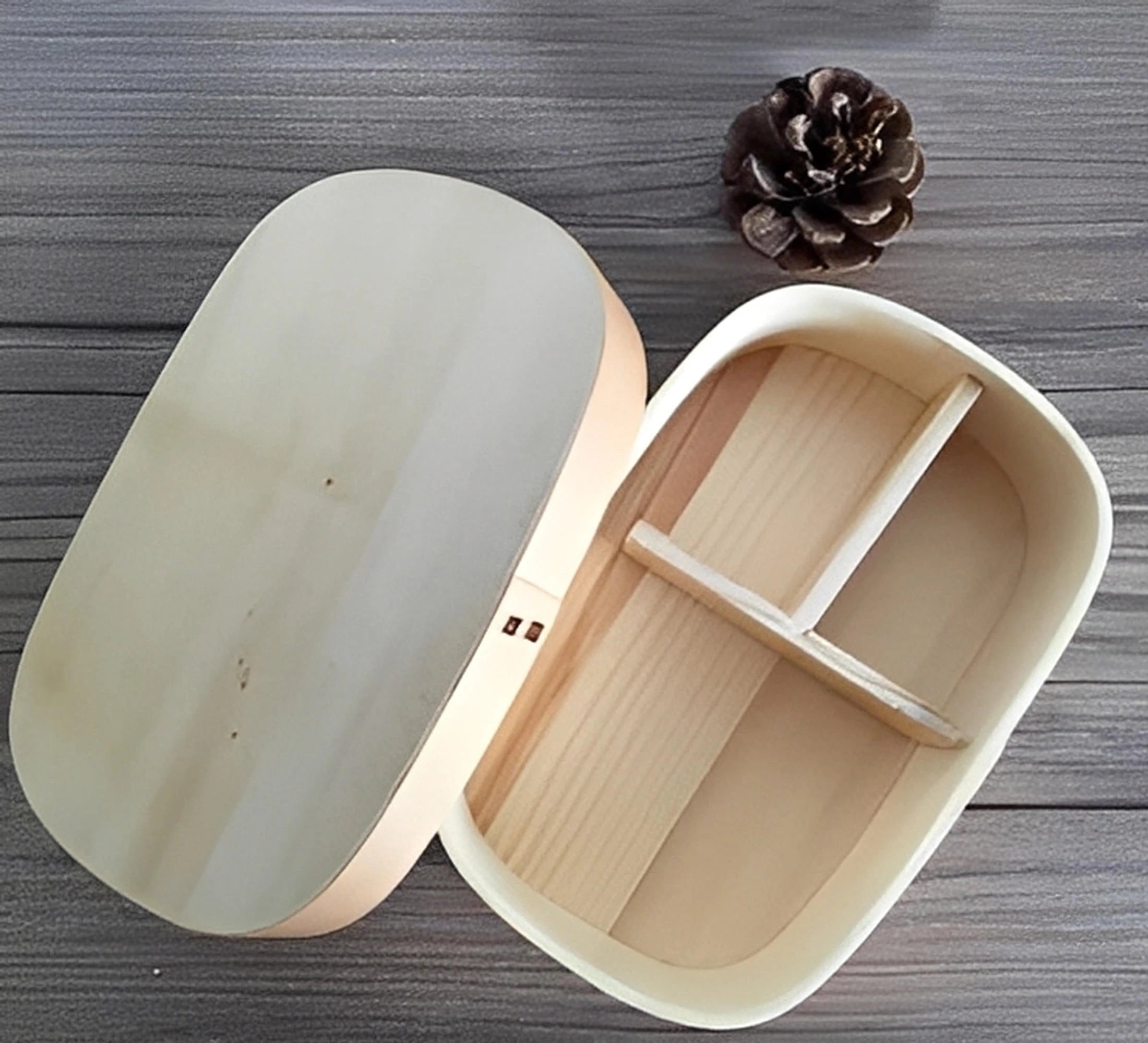 Japansk træbento med opdelte skåle