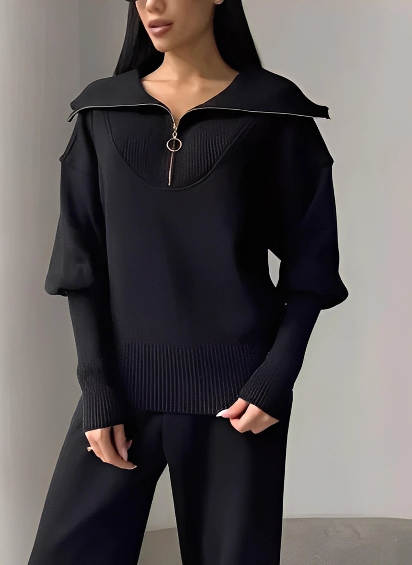 Komfortabelt lounge-tøj - ensfarvet sæt med lynlåshætte.