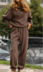 Komfortabelt lounge-tøj - ensfarvet sæt med lynlåshætte.