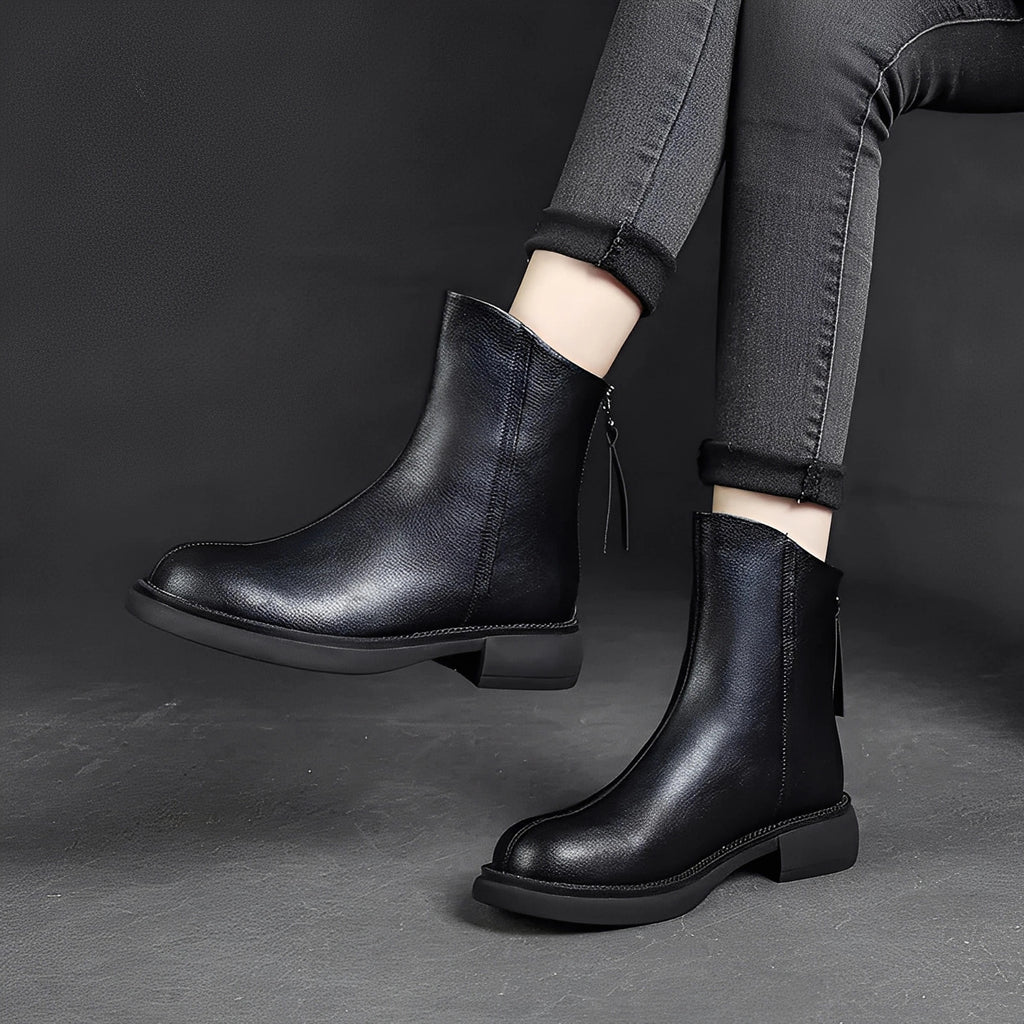 Læderstøvler med tyk hæl og baglynlås.