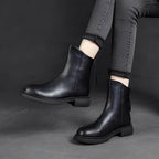 Læderstøvler med tyk hæl og baglynlås.