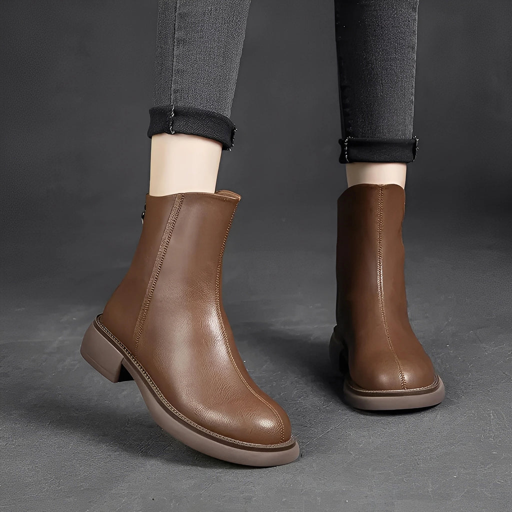 Læderstøvler med tyk hæl og baglynlås.