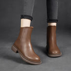 Læderstøvler med tyk hæl og baglynlås.