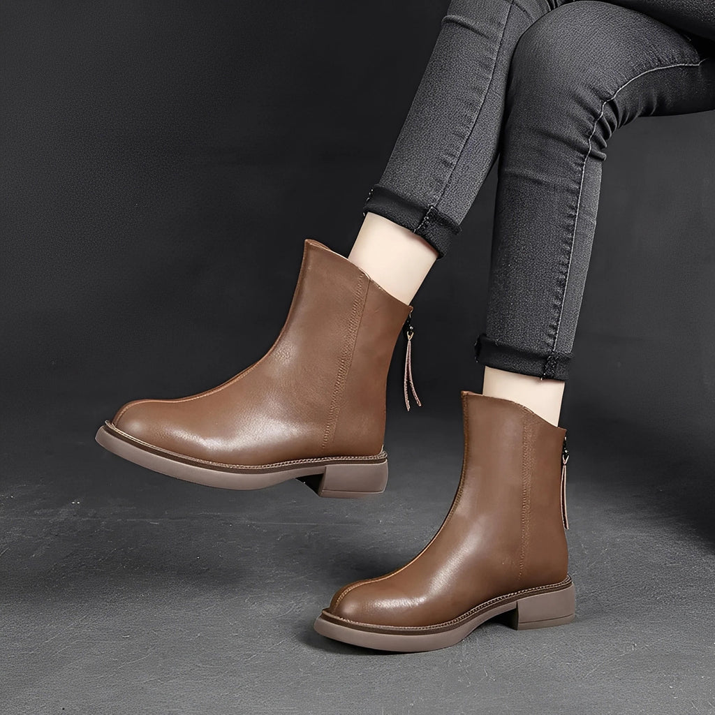 Læderstøvler med tyk hæl og baglynlås.