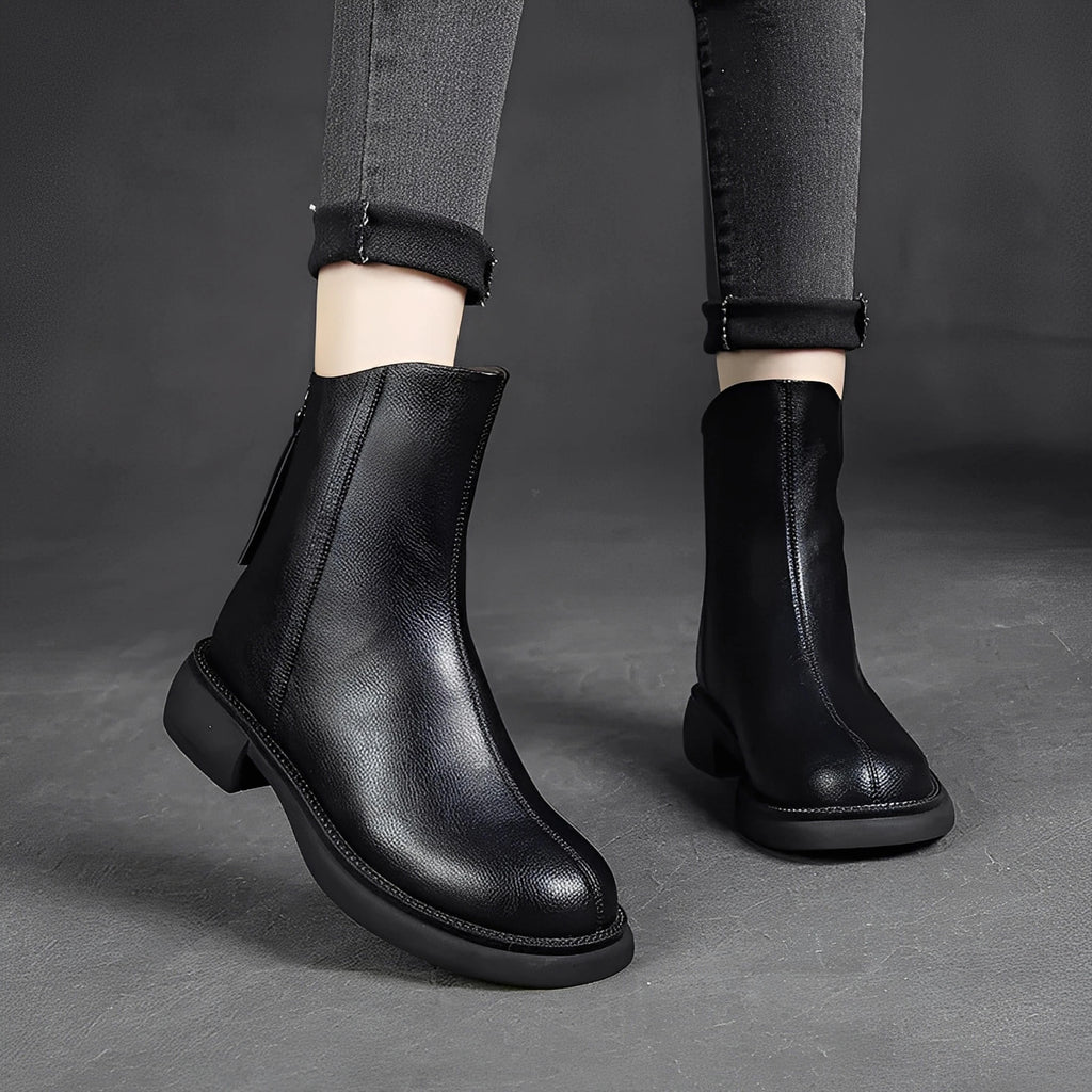 Læderstøvler med tyk hæl og baglynlås.