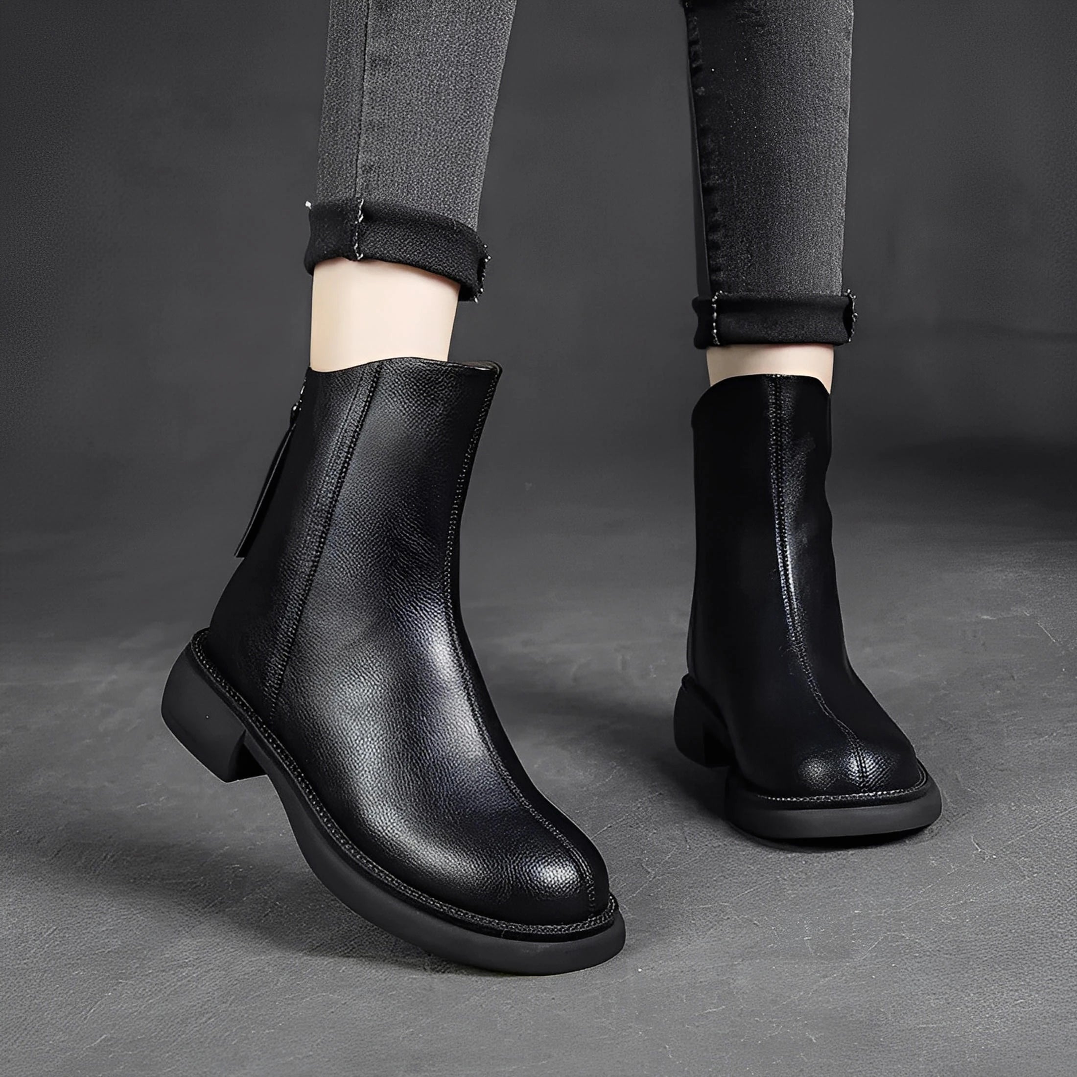 Læderstøvler med tyk hæl og baglynlås.