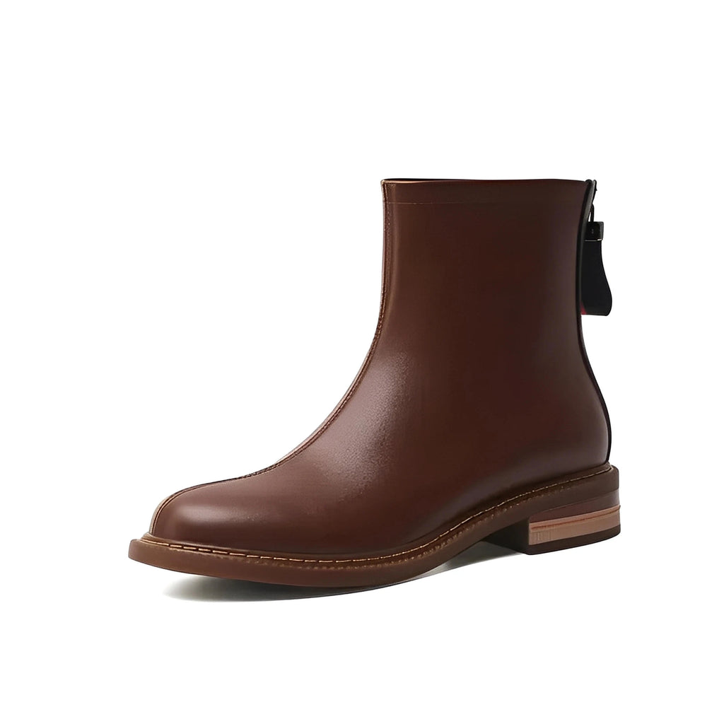 Læderstøvler med tyk hæl og baglynlås.