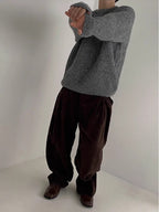 Løstsiddende sweater med drop - skulder og rund hals - StilNord