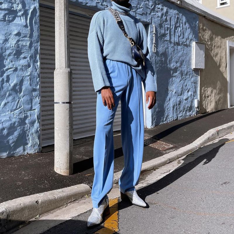 Lyseblå slim - fit pullover - jakke med standkrave og plysdetaljer - StilNord