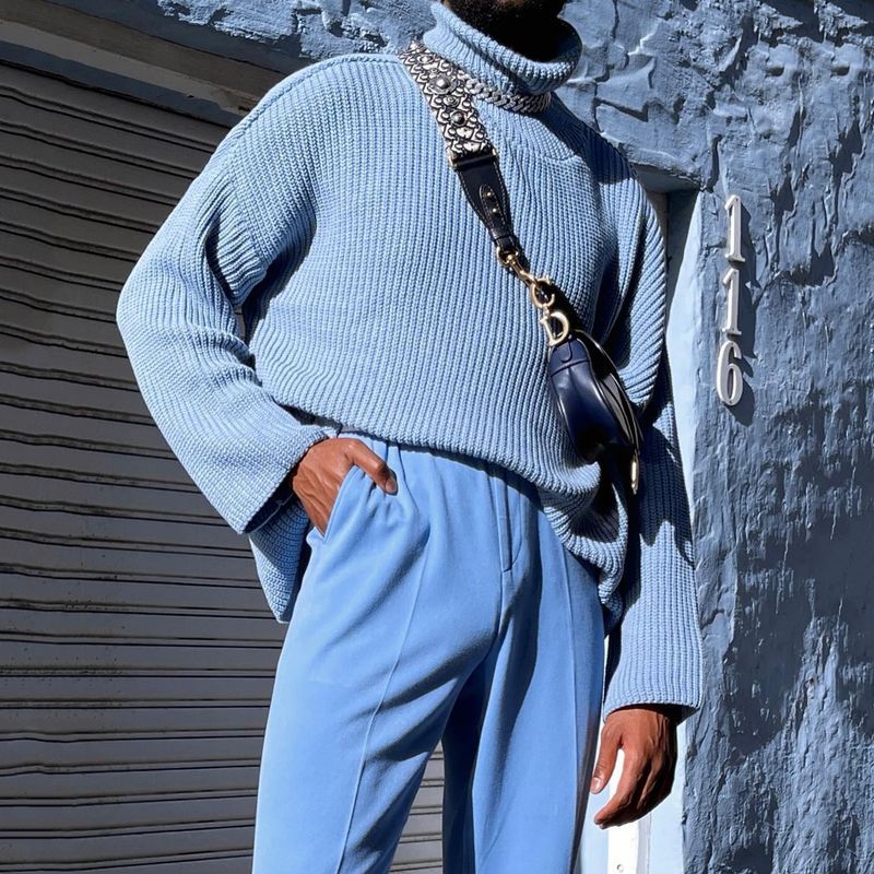 Lyseblå slim - fit pullover - jakke med standkrave og plysdetaljer - StilNord