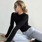 Moderne slim fit langærmet top med asymmetrisk design - StilNord