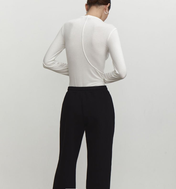 Moderne slim fit langærmet top med asymmetrisk design - StilNord
