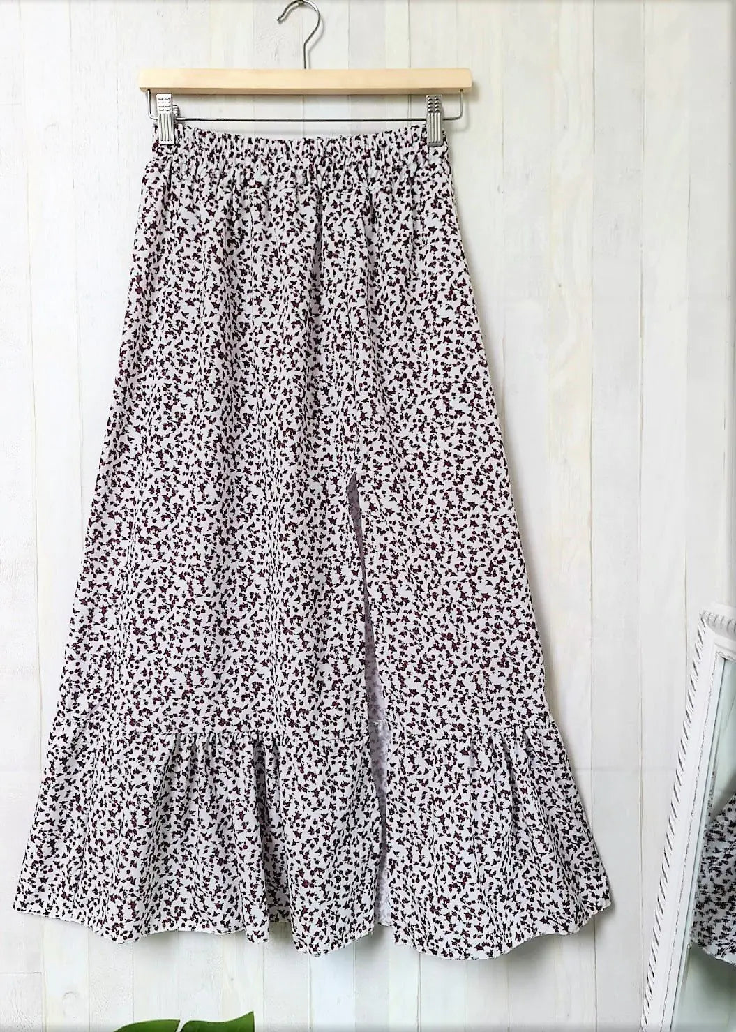 Blomstret maxikjole med flæset elastiktalje-design