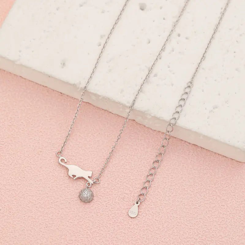S925 sølvhalskæde med kat der leger med kugle til kvinder - StilNord