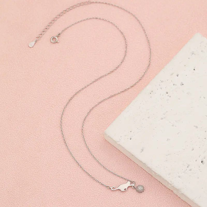 S925 sølvhalskæde med kat der leger med kugle til kvinder - StilNord