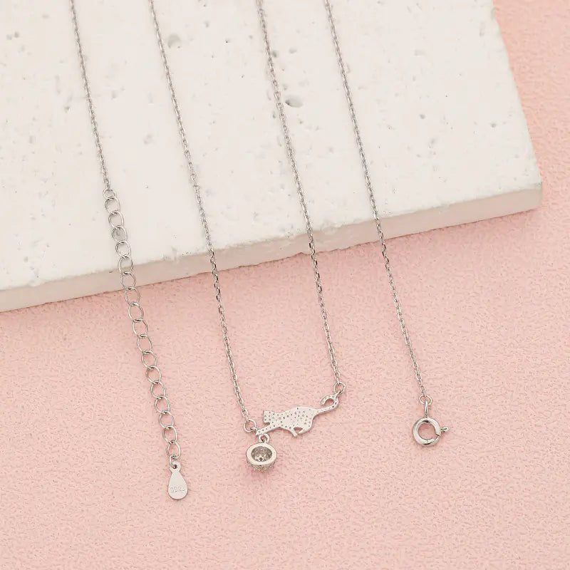 S925 sølvhalskæde med kat der leger med kugle til kvinder - StilNord