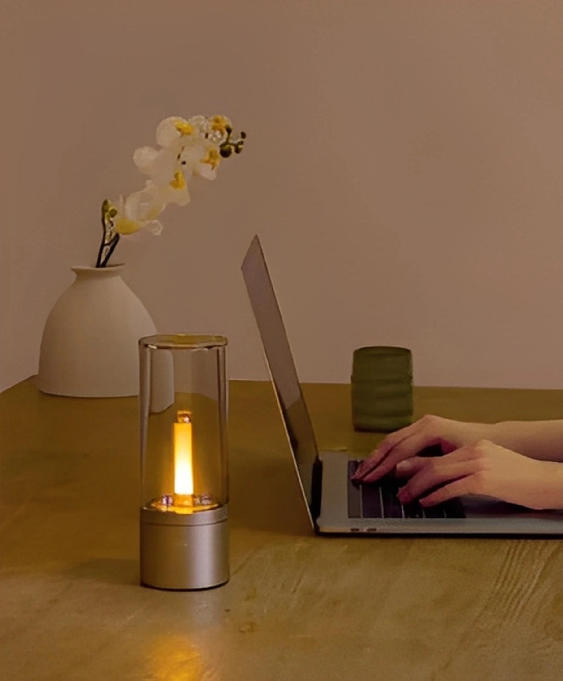 Smart stearinlys-lampe til hyggestemning på soveværelsesnatbordet