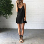 Silke tætsiddende kjole med spaghettistropper