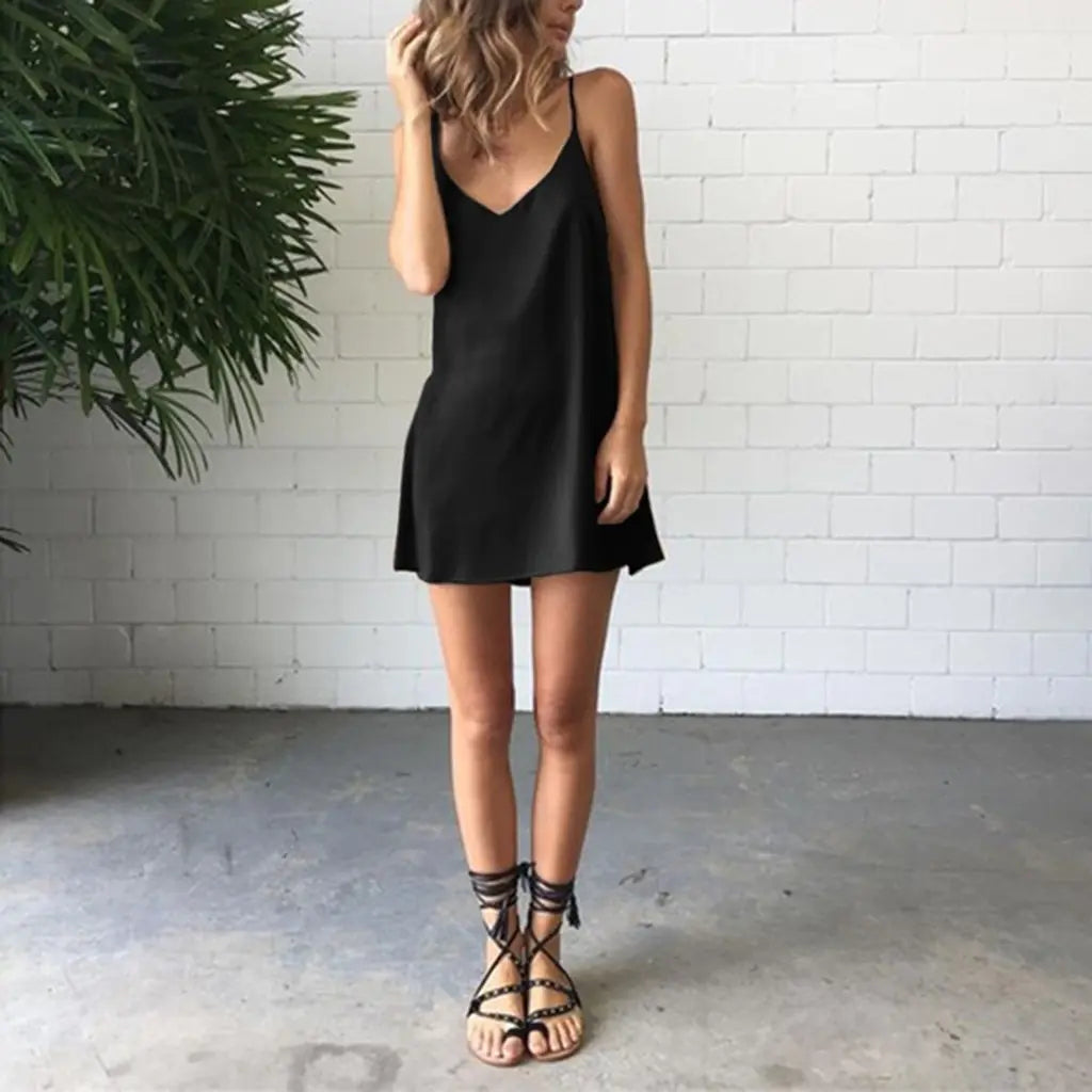 Silke tætsiddende kjole med spaghettistropper